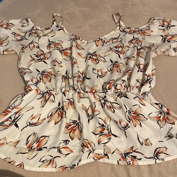 Supper cute flowy floral summer top. It’s a size medium - Picture 6 of 6